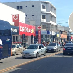 Vítima colidiu com a lateral do veículo e foi atingida pela roda traseira, morrendo no local