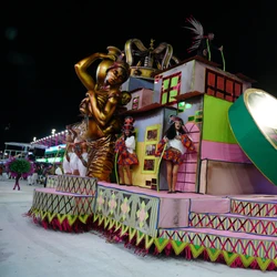 Fechando a primeira noite de desfiles, a escola apostou na valorização da cultura negra, a ancestralidade africana e a potência da identidade brasileira