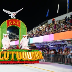 O desfile apresentou Maria Padilha como símbolo das encruzilhadas e dos caminhos, destacando a presença das entidades afro-brasileiras nos rituais, cantos e na vivência cotidiana das comunidades