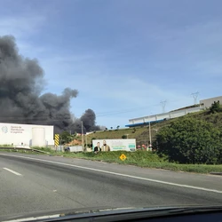 Um dos espaços atingidos foi de uma rede de supermercados; uma grande nuvem de fumaça se formou e pode ser vista de vários pontos da Grande Vitória