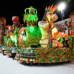 Com assinatura de Osvaldo Garcia, a escola exaltou Aruanayê como símbolo da Mãe Terra e da sabedoria ancestral, em um desfile que transformou natureza, memória e resistência em poesia na avenida