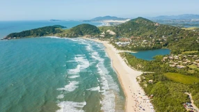 [Edicase]Entre praias, trilhas e gastronomia autoral, a Praia do Rosa é um destino completo para quem busca relaxar ou se aventurar (Imagem: Viagens e Caminhos | Shutterstock)