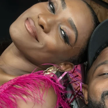 Imagem - Erika Januza prestigia desfiles das escolas de samba no Carnaval de Vitória