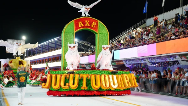 O desfile apresentou Maria Padilha como símbolo das encruzilhadas e dos caminhos, destacando a presença das entidades afro-brasileiras nos rituais, cantos e na vivência cotidiana das comunidades