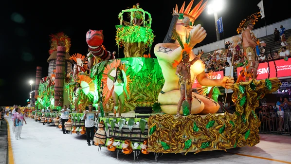 Com assinatura de Osvaldo Garcia, a escola exaltou Aruanayê como símbolo da Mãe Terra e da sabedoria ancestral, em um desfile que transformou natureza, memória e resistência em poesia na avenida