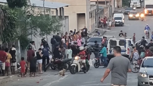 A adolescente foi atingida na perna e o rapaz foi baleado no braço. Os dois foram levados para um hospital