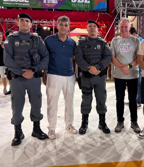 Coronel Douglas Caus entre Ricardo Ferraço e Casagrande: estreia na avenida