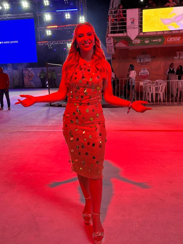 Cris Samorini se produziu tanto que chegou com um pouco de atraso ao Sambão