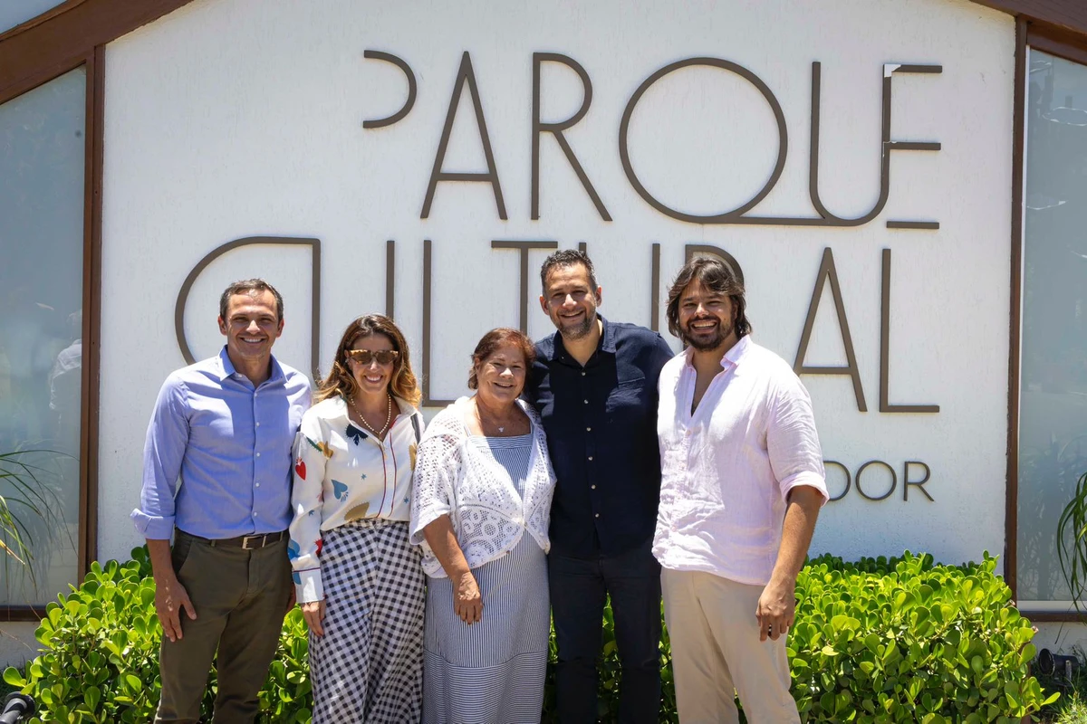  Thiago Santos, Lara Brotas, Virgínia Casagrande, Fabrício Noronha e Omar Salomão