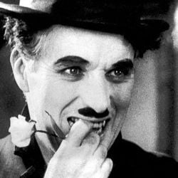 A imagem final do personagem Carlitos no clássico mudo de 1940 é considerada por muitos, até hoje, o melhor final de um filme da história do cinema: "Chaplin sabia que a simplicidade é algo muito difícil de alcançar."
