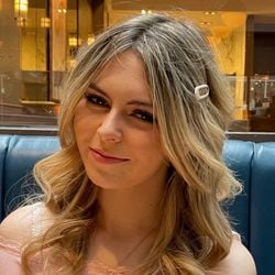 Isla Sneddon morreu em março de 2025, com apenas 17 anos, seis meses depois de ter sido diagnosticada com câncer. Agora, sua família defende a criação de uma lei que garanta que exames de diagnóstico de câncer entre jovens e crianças na Escócia recebam o mesmo grau de urgência dos adultos.