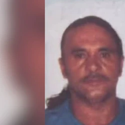 Vítima foi lançada para fora do veículo após bater em barranco e morreu no local