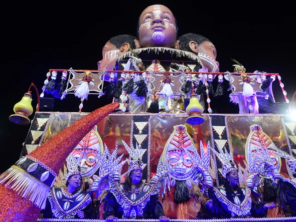 Confira o desfile da Escola de Samba Rosas de Ouro no Carnaval 2026 por Carlos Alberto Silva