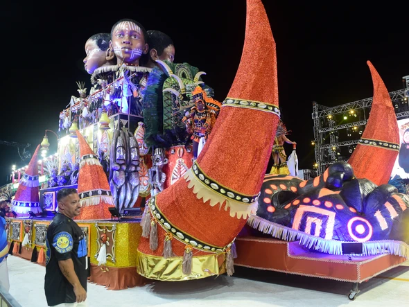 Confira o desfile da Escola de Samba Rosas de Ouro no Carnaval 2026 por Carlos Alberto Silva