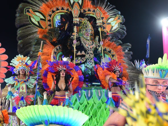 Confira o desfile da Escola de Samba Rosas de Ouro no Carnaval 2026 por Carlos Alberto Silva
