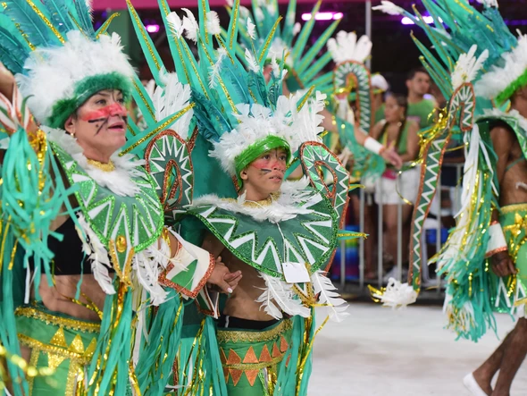 Confira o desfile da Escola de Samba Rosas de Ouro no Carnaval 2026 por Carlos Alberto Silva