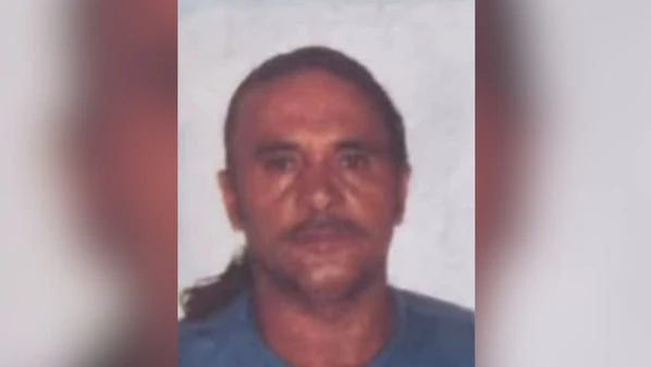 Vítima foi lançada para fora do veículo após bater em barranco e morreu no local