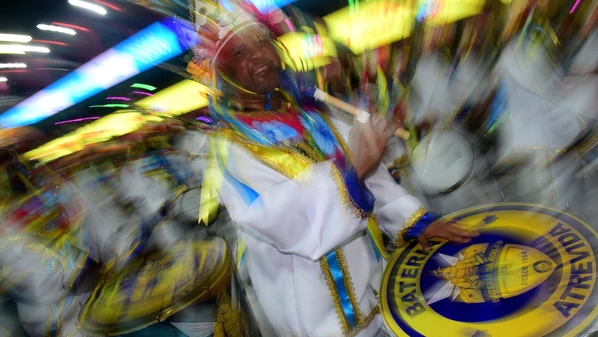 No Brasil, o carnaval é um mercado racializado e altamente lucrativo. A festa não suspende o racismo; pelo contrário, revela e reforça suas estruturas