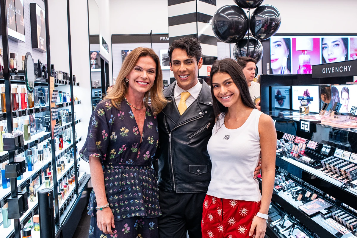 Mariana e Ana Maria Buaiz com Theodoro, influenciador da marca Sephora