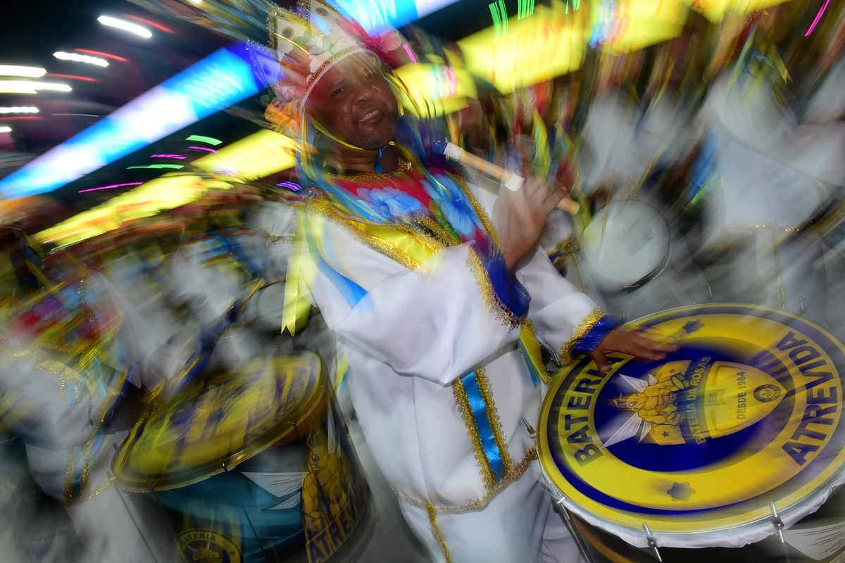 Confira o desfile da Escola de Samba Rosas de Ouro no Carnaval 2026 por Carlos Alberto Silva