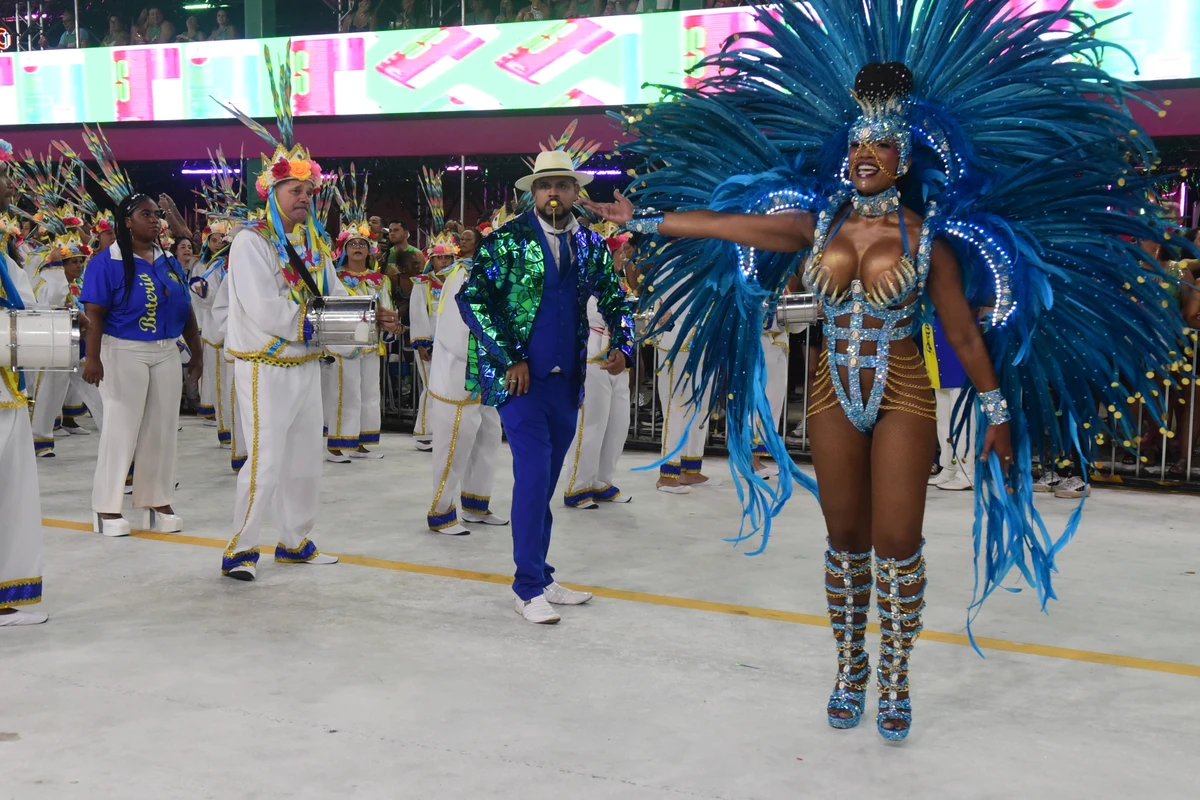 Confira o desfile da Escola de Samba Rosas de Ouro no Carnaval 2026 por Carlos Alberto Silva