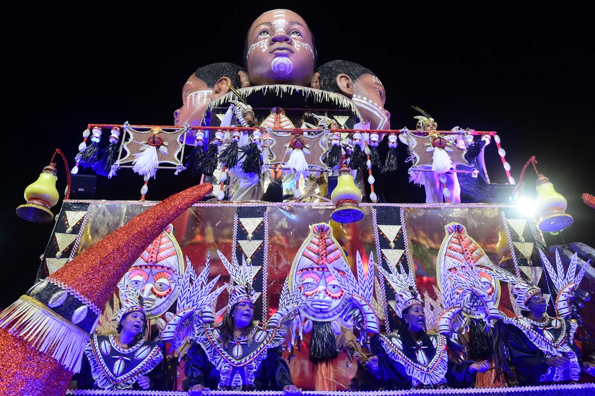 Confira o desfile da Escola de Samba Rosas de Ouro no Carnaval 2026 por Carlos Alberto Silva