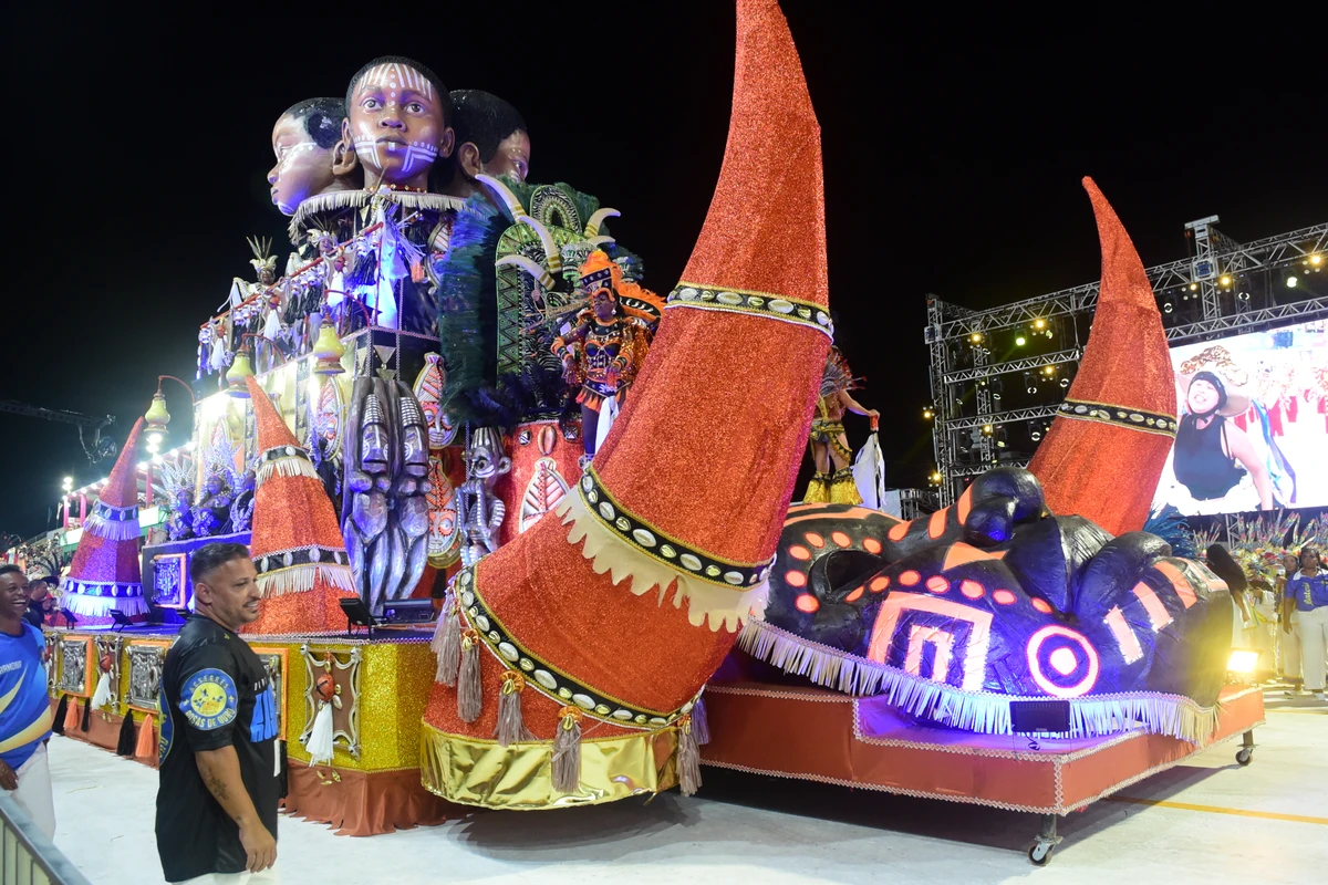 Confira o desfile da Escola de Samba Rosas de Ouro no Carnaval 2026 por Carlos Alberto Silva