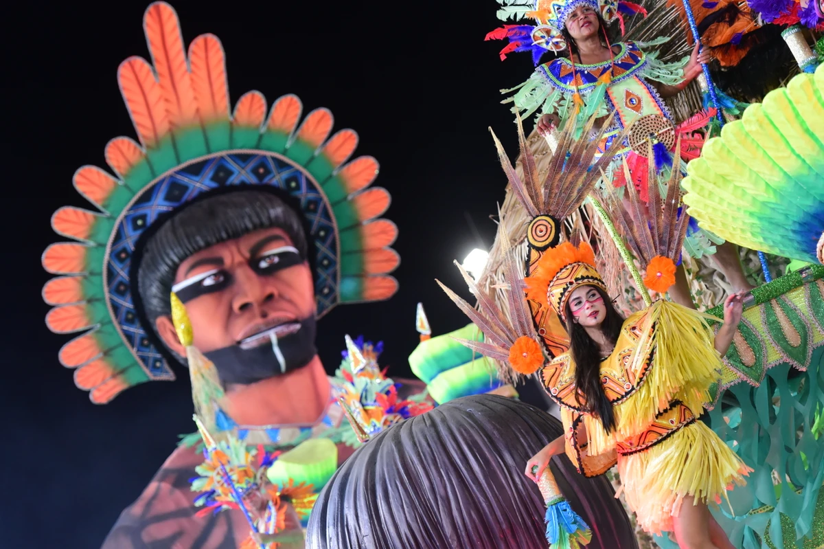 Confira o desfile da Escola de Samba Rosas de Ouro no Carnaval 2026 por Carlos Alberto Silva