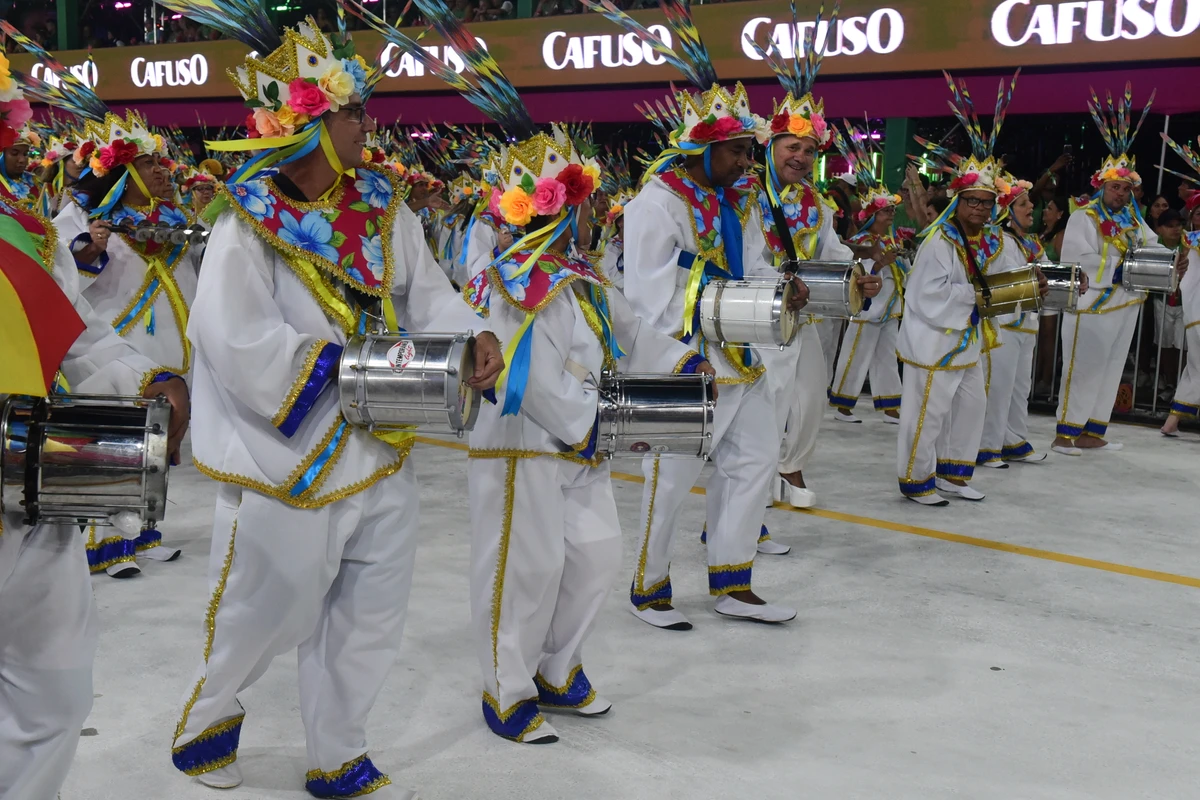Confira o desfile da Escola de Samba Rosas de Ouro no Carnaval 2026 por Carlos Alberto Silva