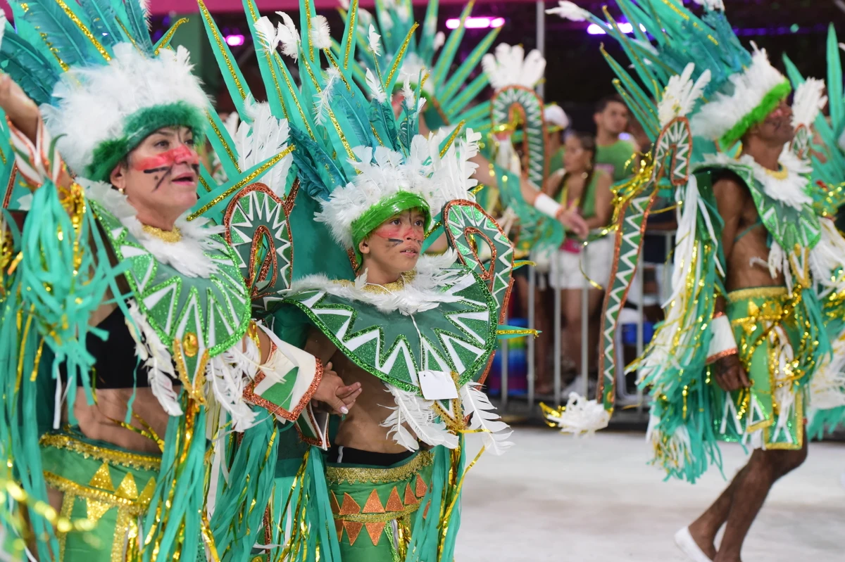 Confira o desfile da Escola de Samba Rosas de Ouro no Carnaval 2026 por Carlos Alberto Silva
