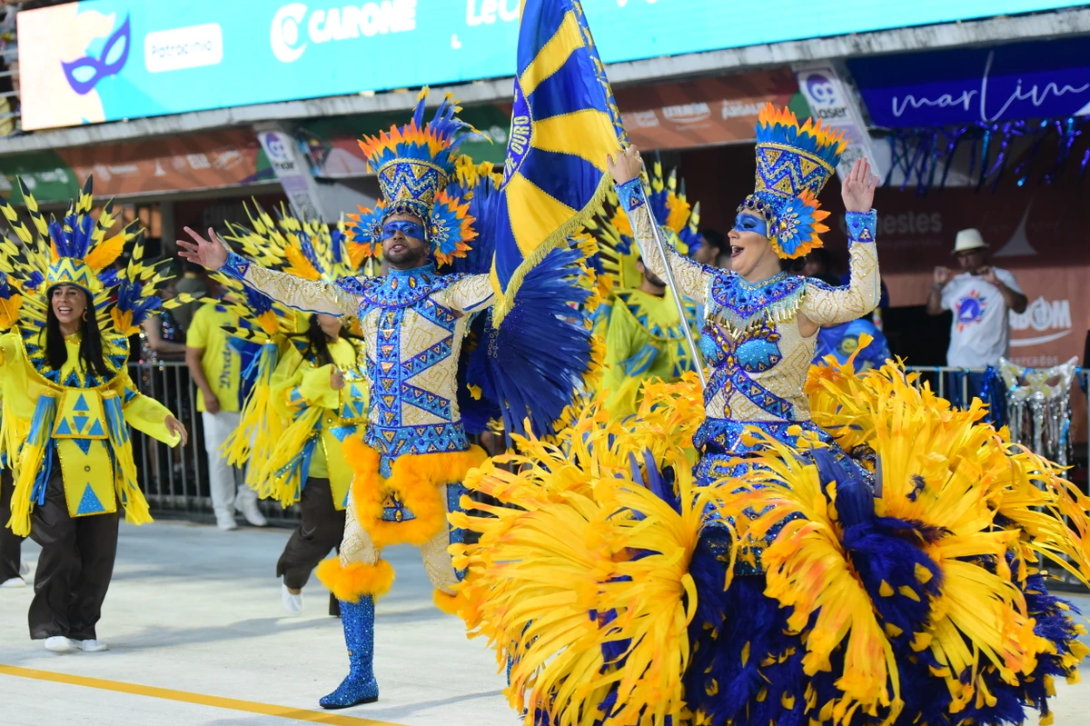 Confira o desfile da Escola de Samba Rosas de Ouro no Carnaval 2026 por Carlos Alberto Silva