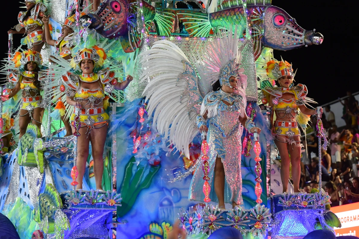 Confira o desfile da Escola de Samba Rosas de Ouro no Carnaval 2026 por Carlos Alberto Silva