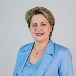 Adriana Piontkovsky Barcellos, eleita com 47,89% dos votos, destaca seu compromisso com a educação pública inclusiva e democrática