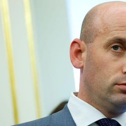 O início acelerado de 2026 do governo Trump consolidou a posição de Stephen Miller como uma das figuras mais poderosas o governo