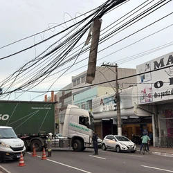 Situação ocorreu no meio da tarde desta segunda-feira (9) e dificultou passagem de ciclistas e pedestres pela região, uma das mais movimentadas da cidade