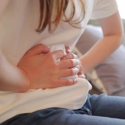 A condição pode provocar desconforto abdominal, alterações no ritmo das evacuações e impacto na qualidade de vida, interferindo no bem-estar físico e emocional.