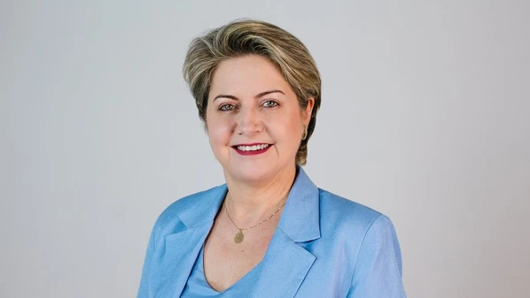 Adriana Piontkovsky Barcellos, eleita com 47,89% dos votos, destaca seu compromisso com a educação pública inclusiva e democrática
