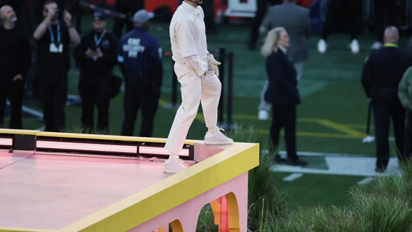Ao final do show, Bad Bunny proclamou "God bless America" emendando com "seja Chile, Argentina..." e mencionando os nomes de todos os países que formam o continente americano