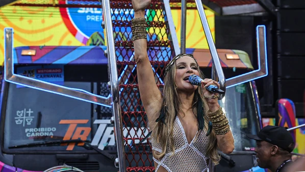 A cantora Claudia Leitte tomou atitude após ser alvo de gestos obscenos no desfile Virgens de Tambaú