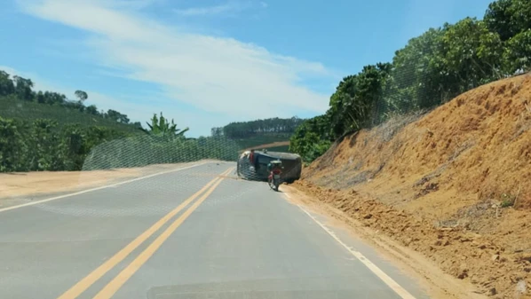 Homem seguia sentido Lajinha quando invadiu a contramão e bateu no barranco, o que causou o tombamento do veículo