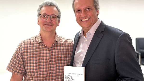 O lançamento da antologia poética do médico e escritor Jorge Elias Neto, “Tratado da última pele”, atraiu grande público ao auditório da Associação Médica do Espírito Santo (Ames), na noite de quinta-feira (05), em Bento Ferreira