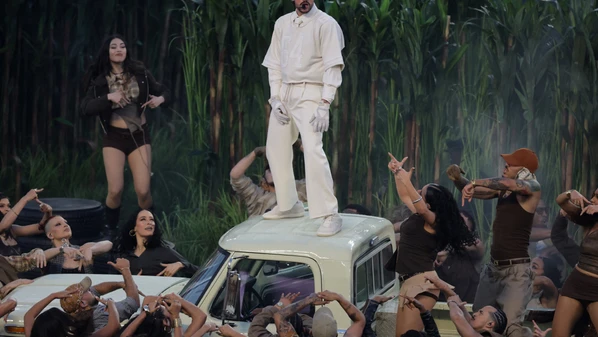 Mais importante, o espetáculo apresentado por Bad Bunny serve para despertar todos os que habitam o continente americano para suas singularidades culturais e para a continuada exploração pelo imperialismo dos Estados Unidos