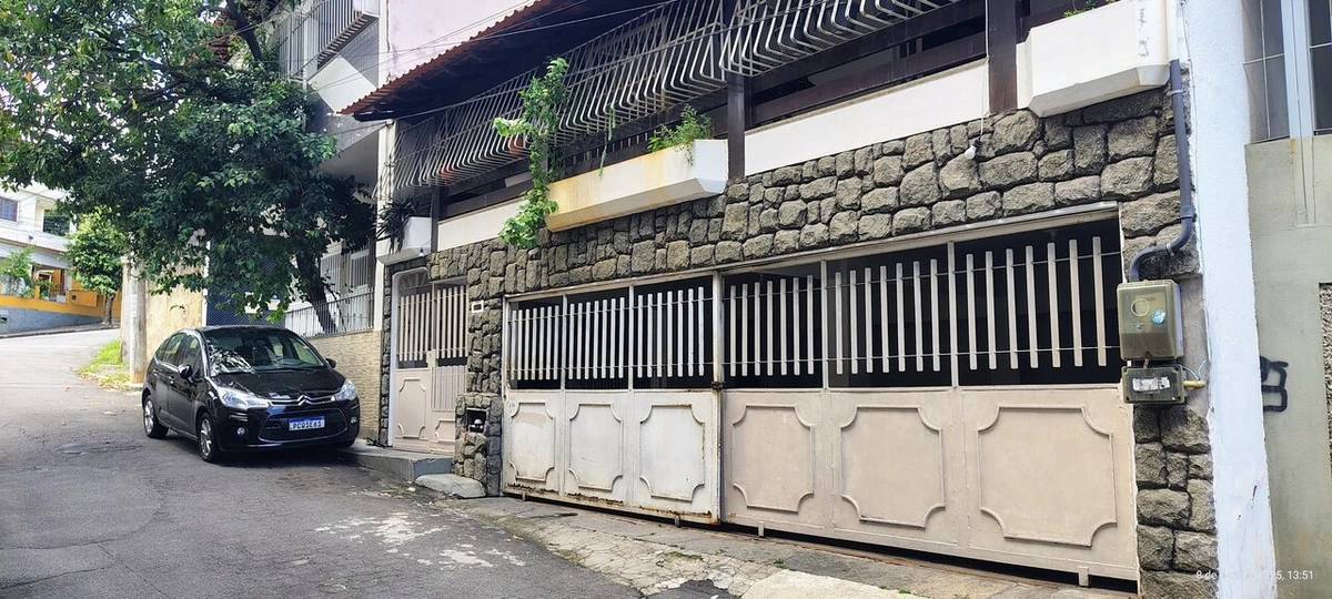 Casa de quatro pavimentos, na Rua Santo Antônio, que pode ser arrematada por R$ 364.500,00