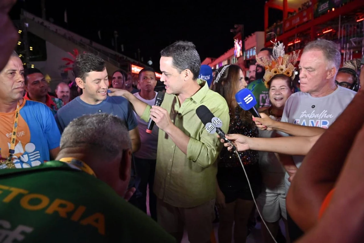 Casagrande (a direita) observa o afago de Pazolini a Arnaldinho durante o discurso do prefeito de Vitória