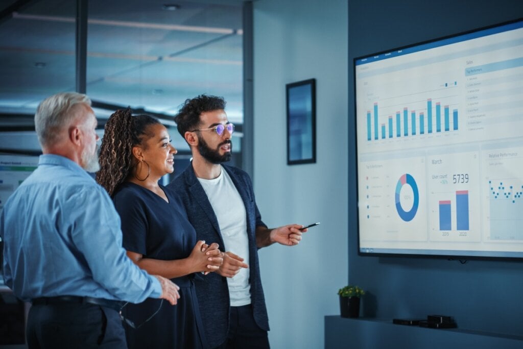 Análises orientam escolhas mais seguras para o crescimento das agências (Imagem: Gorodenkoff | Shutterstock) 