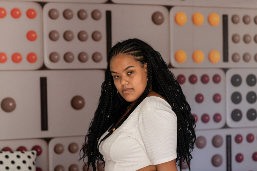 Apostar em tranças finas com piercing de cabelo é uma forma prática de incorporar acessórios ao penteado (Imagem: Lucas de Freitas | Shutterstock)