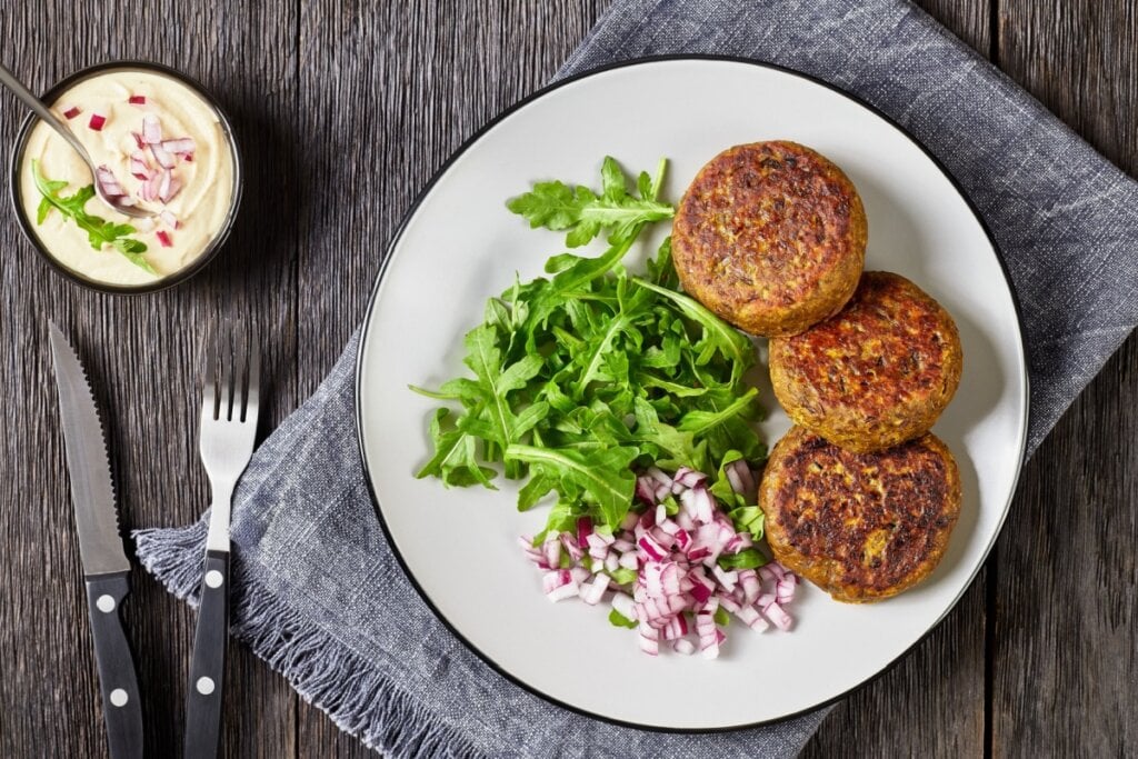 Hambúrguer vegetal de lentilha e feijão (Imagem: from my point of view | Shutterstock)