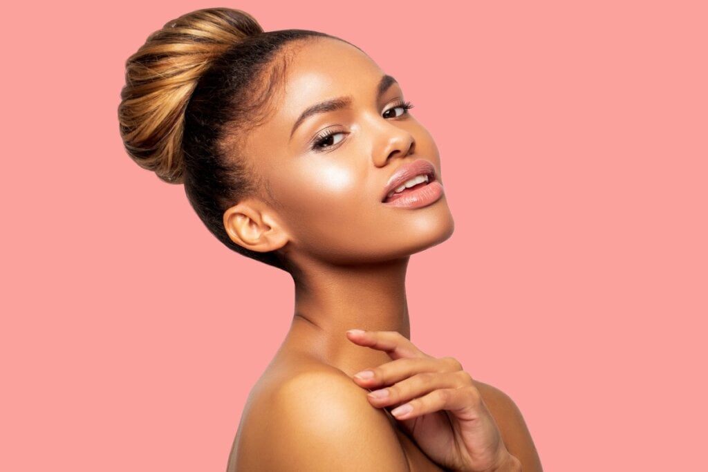 O “coque polido” é uma escolha segura para quem quer elegância e fios mais controlados na folia (Imagem: L Julia | Shutterstock)