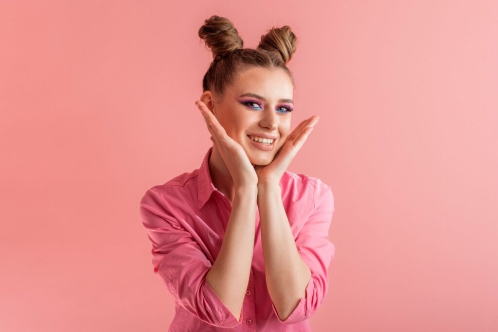 O penteado “space buns” une praticidade e estilo, mantendo o cabelo preso e confortável para horas de folia (Imagem: Serhii Yevdokymov | Shutterstock) 