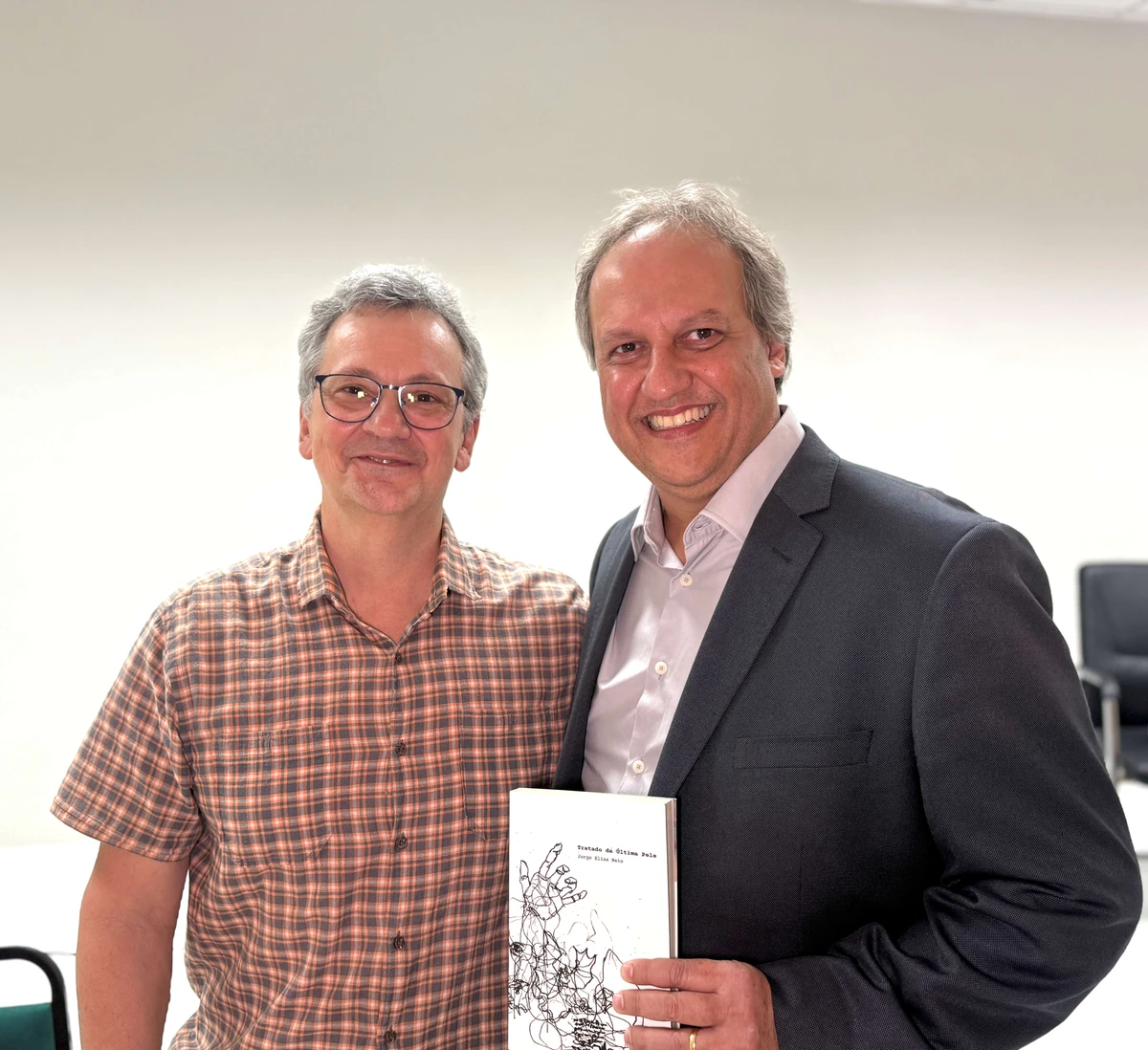 O médico e escritor Jorge Elias Neto recebe o presidente da Unimed Vitória, Fabiano Pimentel, em noite de lançamento do livro Tratado da Última Pele.